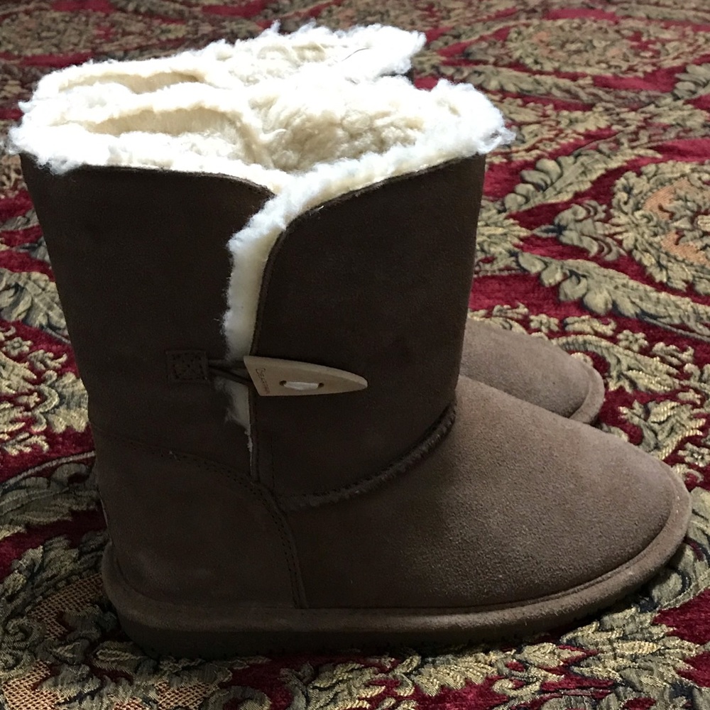 BEARPAW BOOTS. SIZE 5 YOUTH, 7 WOMEN